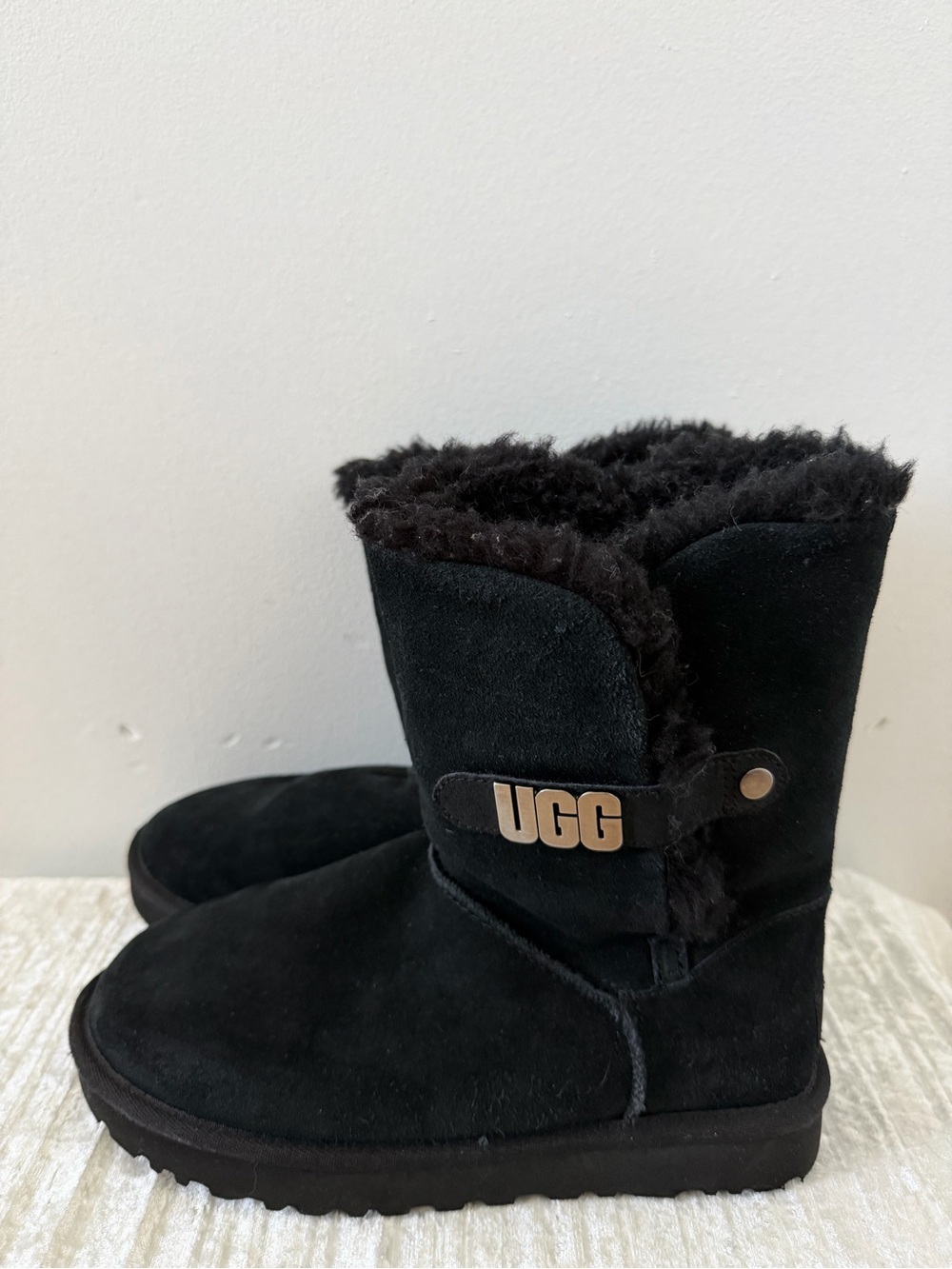 UGG Short Suede Boot in Black with Metal Logo size 7